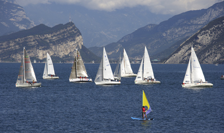 Vela e surf nel lago