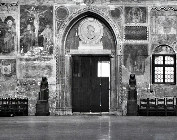 Padova, Palazzo della Ragione, porta orientale: le due statue di Sekhmet nella collocazione auspicata da G.B. Belzoni (Foto Musei Civici di Padova)