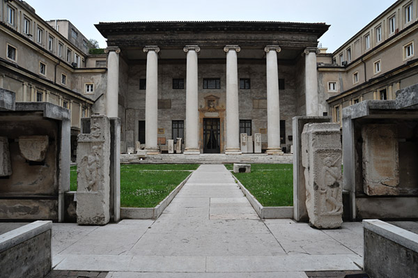 Il cortile del Museo Lapidario Maffeiano, in una veduta dall'ingresso