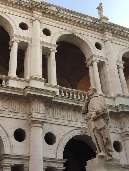 Vicenza, statua di Palladio accanto alla Basilica Palladiana