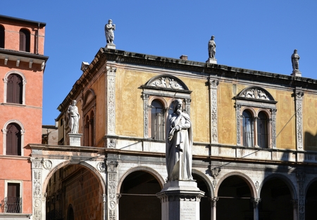 Verona, statua di Dante in Piazza dei Signori